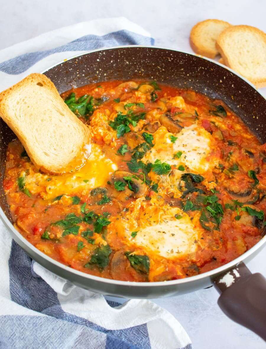 Sartén de Espinacas y Champiñones con Tomate