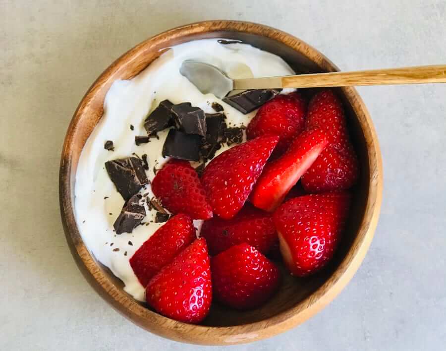 snack-de-yogur-con-fresas-y-chocolate_version_1653855507