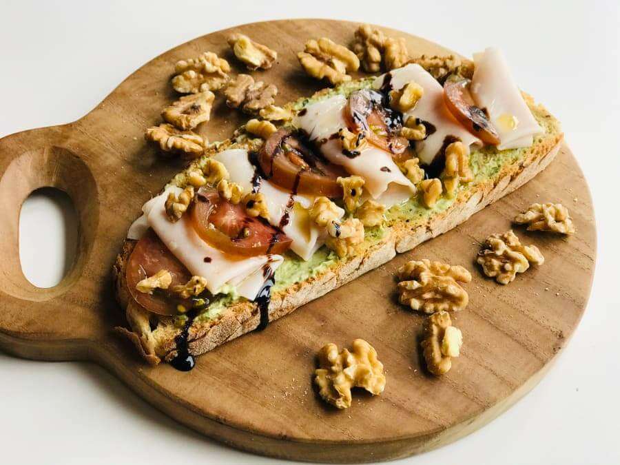tostada-de-pavo-tomate-y-nueces_version_1651046240